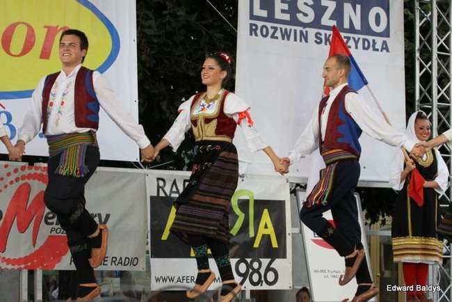 Zabrakło ławek dla widzów  (zdjęcia)