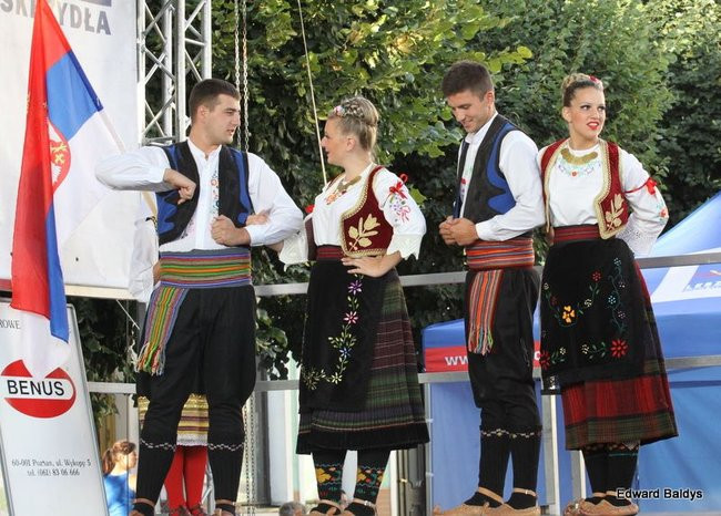 Zabrakło ławek dla widzów  (zdjęcia)