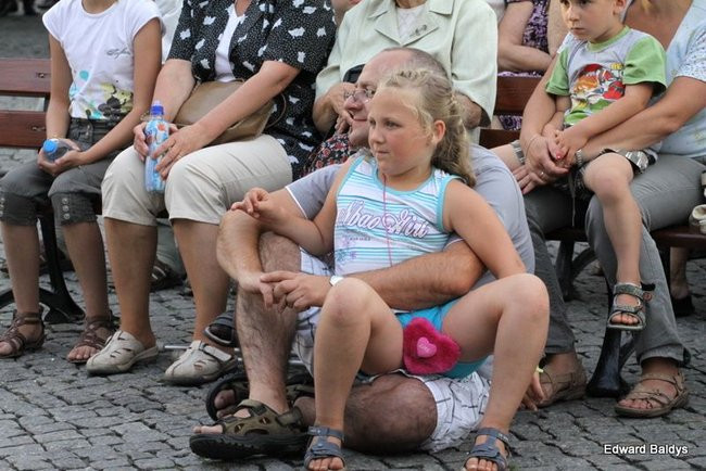 Zabrakło ławek dla widzów  (zdjęcia)