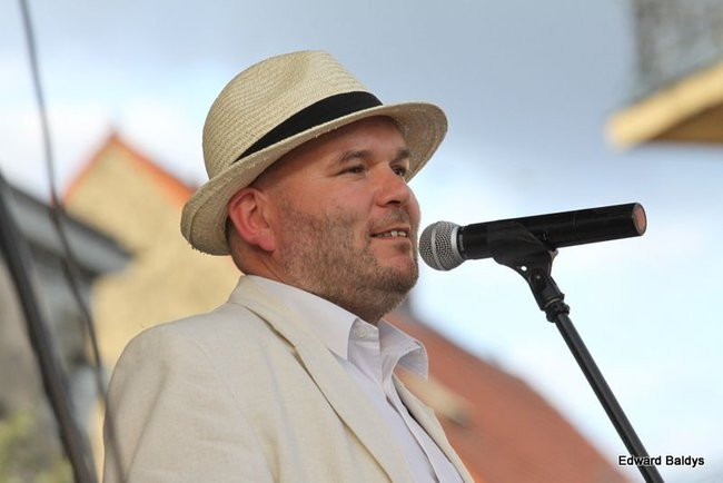 Zabrakło ławek dla widzów  (zdjęcia)