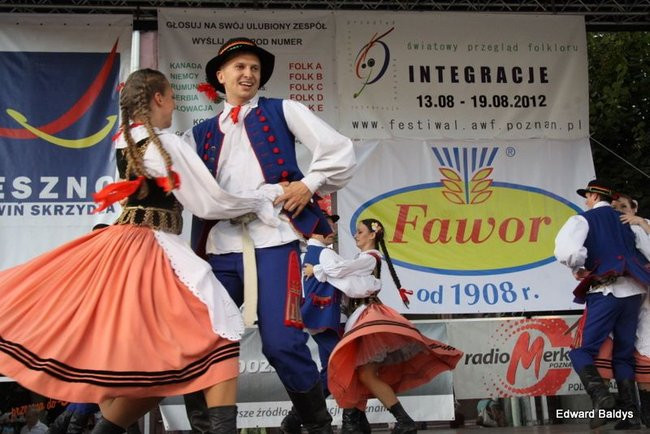 Zabrakło ławek dla widzów  (zdjęcia)