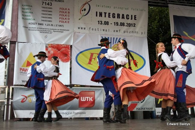 Zabrakło ławek dla widzów  (zdjęcia)