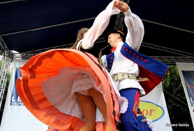 Zabrakło ławek dla widzów  (zdjęcia)