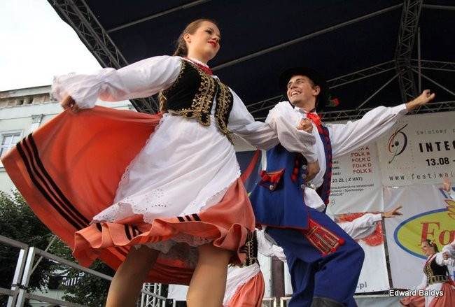 Zabrakło ławek dla widzów  (zdjęcia)