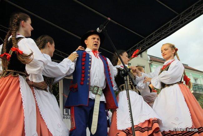 Zabrakło ławek dla widzów  (zdjęcia)