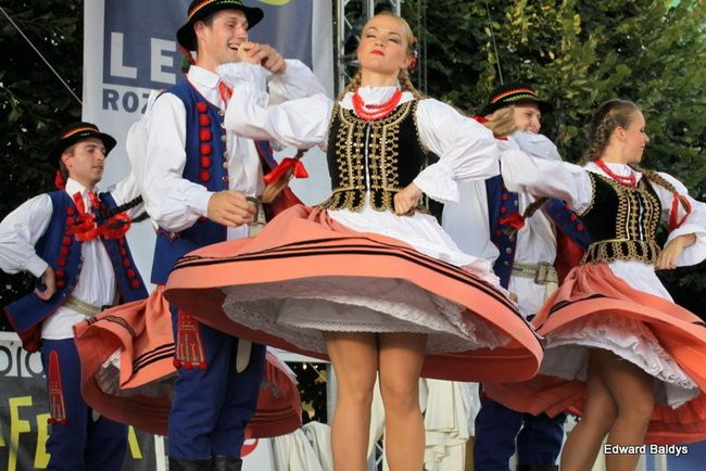 Zabrakło ławek dla widzów  (zdjęcia)