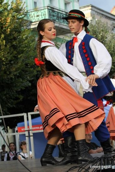 Zabrakło ławek dla widzów  (zdjęcia)