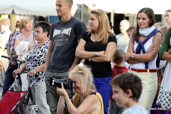 Zabrakło ławek dla widzów  (zdjęcia)