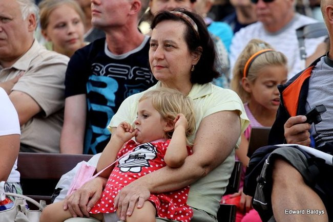 Zabrakło ławek dla widzów  (zdjęcia)