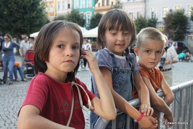 Zabrakło ławek dla widzów  (zdjęcia)