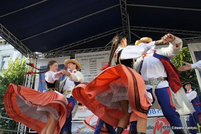 Zabrakło ławek dla widzów  (zdjęcia)