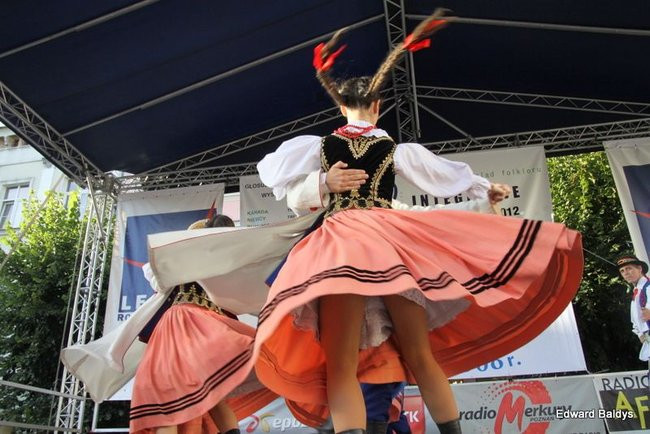 Zabrakło ławek dla widzów  (zdjęcia)