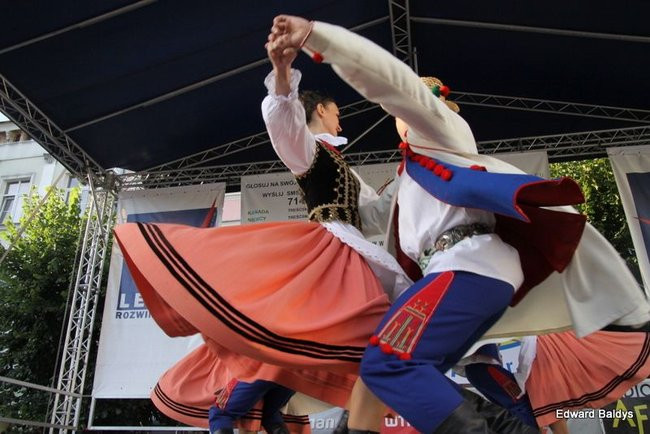 Zabrakło ławek dla widzów  (zdjęcia)