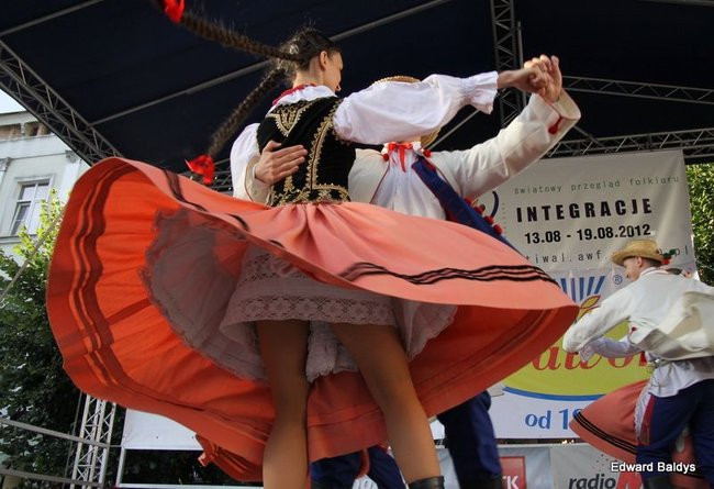 Zabrakło ławek dla widzów  (zdjęcia)