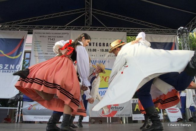 Zabrakło ławek dla widzów  (zdjęcia)