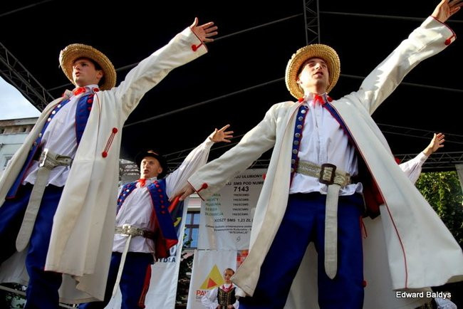 Zabrakło ławek dla widzów  (zdjęcia)