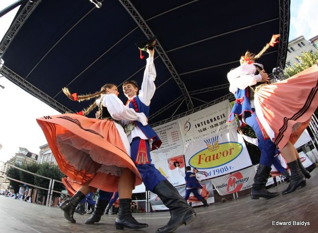 Zabrakło ławek dla widzów  (zdjęcia)