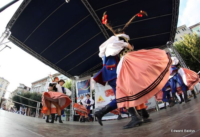 Zabrakło ławek dla widzów  (zdjęcia)