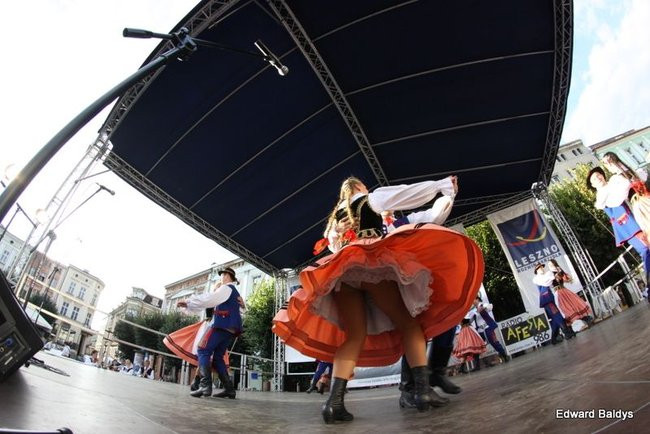 Zabrakło ławek dla widzów  (zdjęcia)