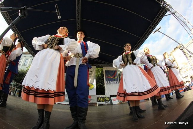 Zabrakło ławek dla widzów  (zdjęcia)