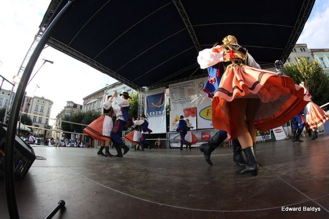 Zabrakło ławek dla widzów  (zdjęcia)