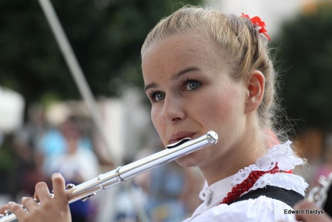 Zabrakło ławek dla widzów  (zdjęcia)