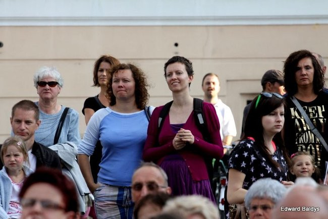 Zabrakło ławek dla widzów  (zdjęcia)