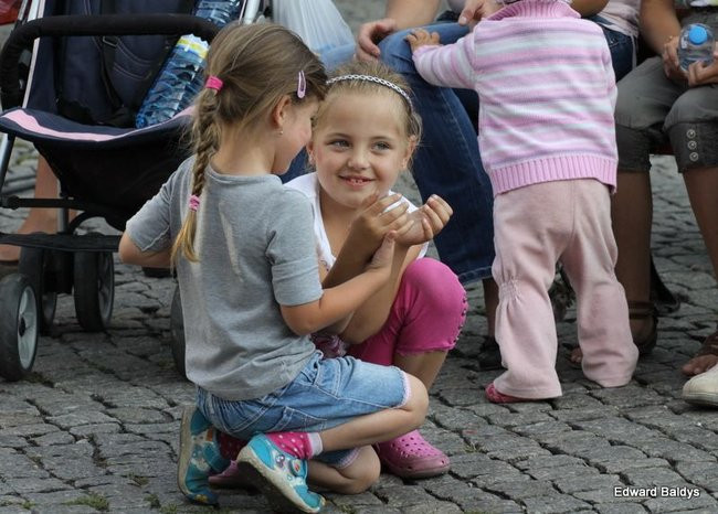 Zabrakło ławek dla widzów  (zdjęcia)