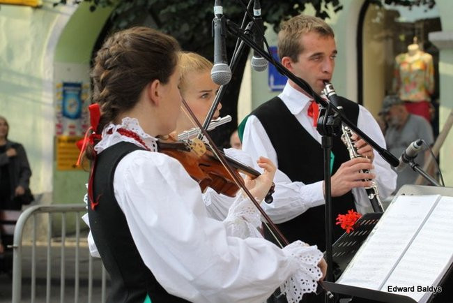 Zabrakło ławek dla widzów  (zdjęcia)