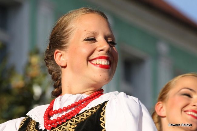 Zabrakło ławek dla widzów  (zdjęcia)