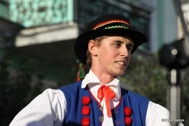 Zabrakło ławek dla widzów  (zdjęcia)