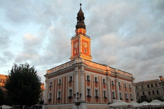 Zabrakło ławek dla widzów  (zdjęcia)