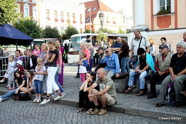 Zabrakło ławek dla widzów  (zdjęcia)
