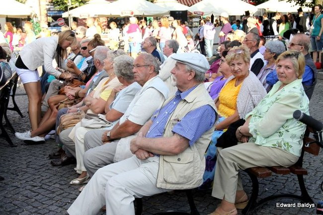 Zabrakło ławek dla widzów  (zdjęcia)