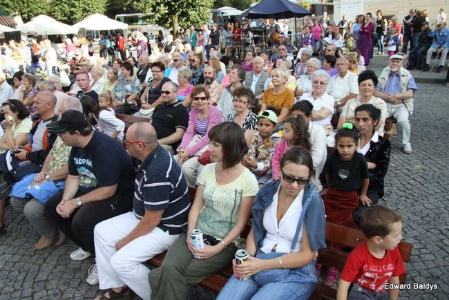 Zabrakło ławek dla widzów  (zdjęcia)