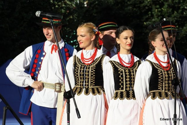 Zabrakło ławek dla widzów  (zdjęcia)