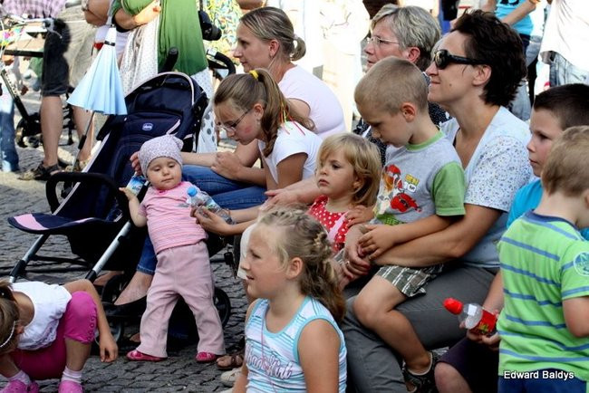 Zabrakło ławek dla widzów  (zdjęcia)