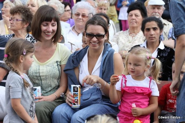 Zabrakło ławek dla widzów  (zdjęcia)