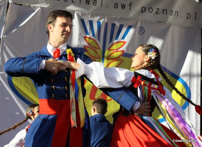 Zabrakło ławek dla widzów  (zdjęcia)