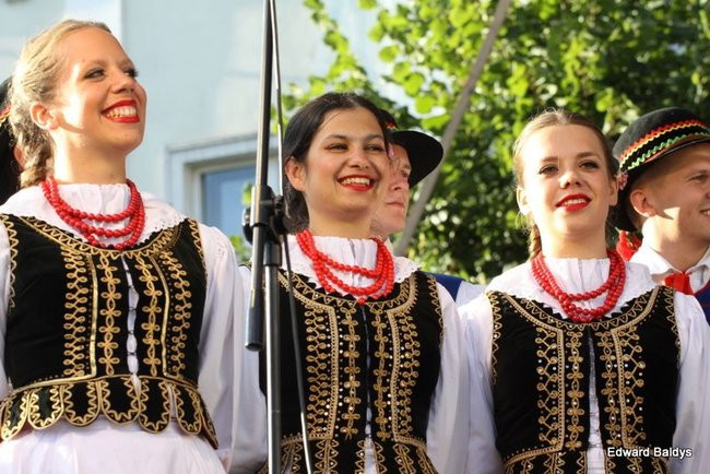 Zabrakło ławek dla widzów  (zdjęcia)