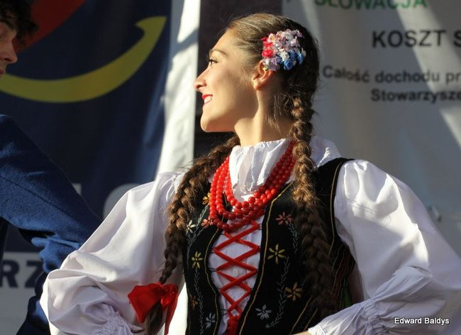 Zabrakło ławek dla widzów  (zdjęcia)