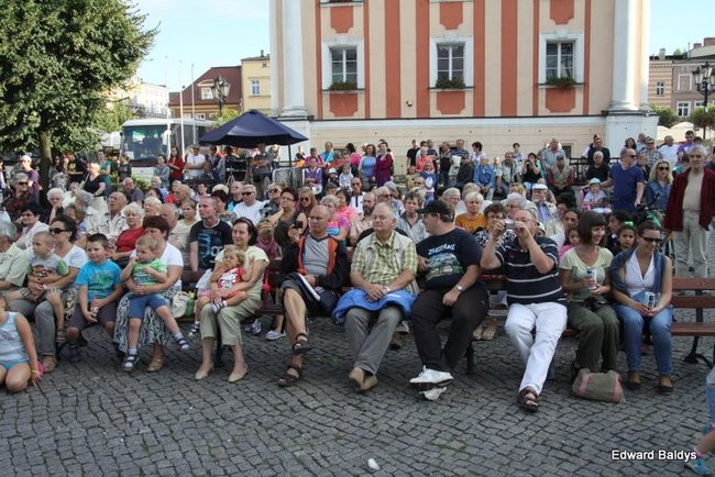 Zabrakło ławek dla widzów  (zdjęcia)