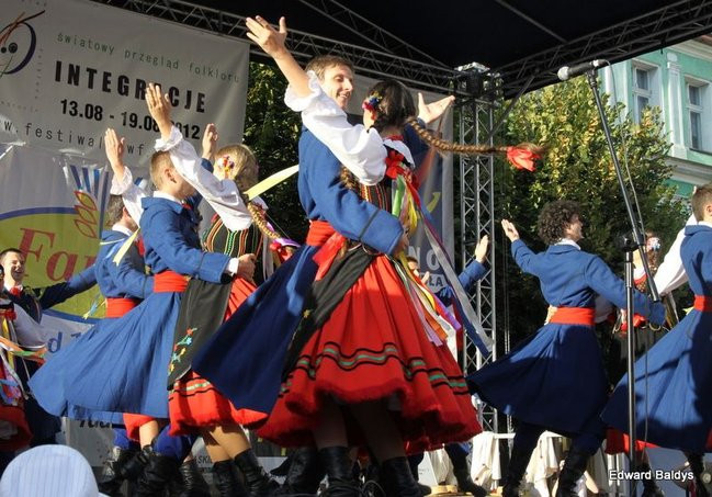 Zabrakło ławek dla widzów  (zdjęcia)