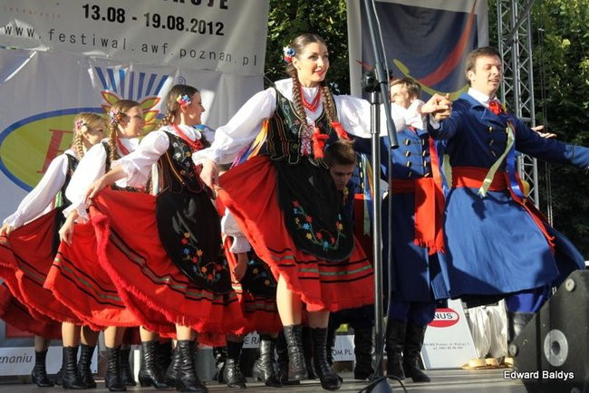 Zabrakło ławek dla widzów  (zdjęcia)