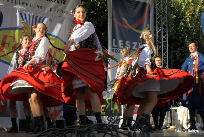 Zabrakło ławek dla widzów  (zdjęcia)