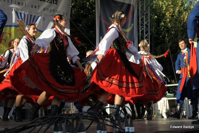 Zabrakło ławek dla widzów  (zdjęcia)