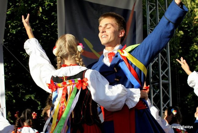 Zabrakło ławek dla widzów  (zdjęcia)