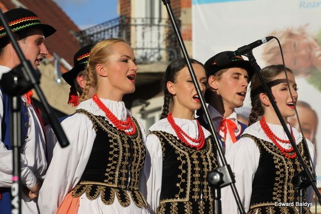 Zabrakło ławek dla widzów  (zdjęcia)