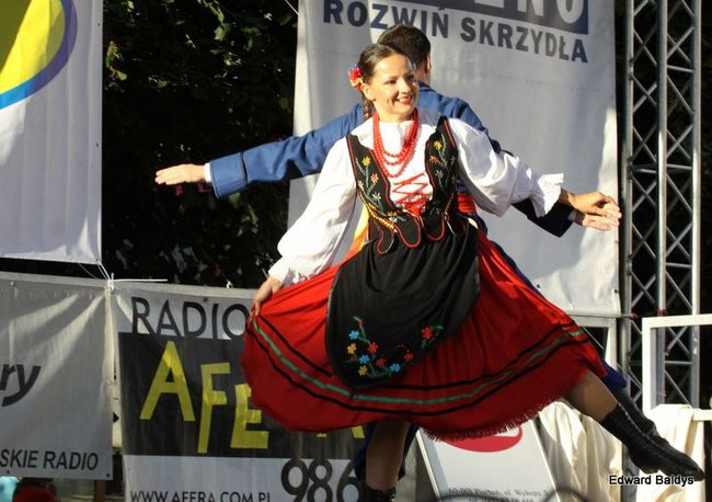 Zabrakło ławek dla widzów  (zdjęcia)