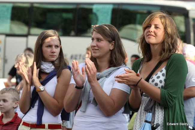 Zabrakło ławek dla widzów  (zdjęcia)